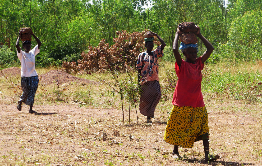 Zerkoum Burkina Faso Carrying water